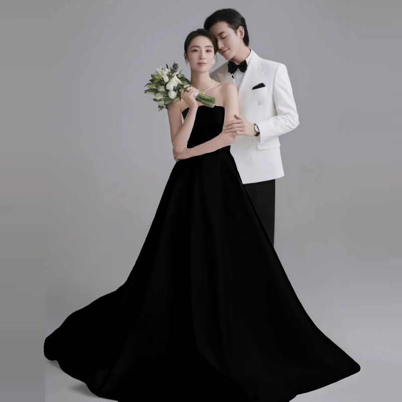 Szatén menyasszonyi ruha négyszögletes dekoltázsúval, hercegnő ujjak, hosszú szoknya, könnyű uszály