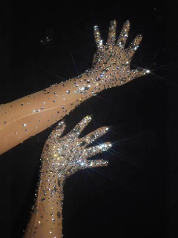 Rokas drebinoš ar rhinestone tīklu, halterneck iedvesots stils, elegantā izskatā, lina un salas zīda maisījums (50–70% katram)