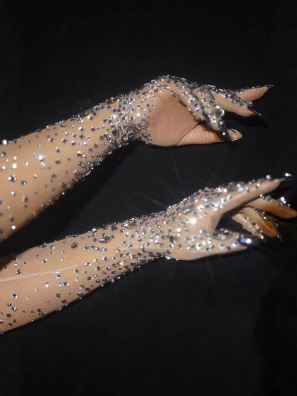 Rokas drebinoš ar rhinestone tīklu, halterneck iedvesots stils, elegantā izskatā, lina un salas zīda maisījums (50–70% katram)