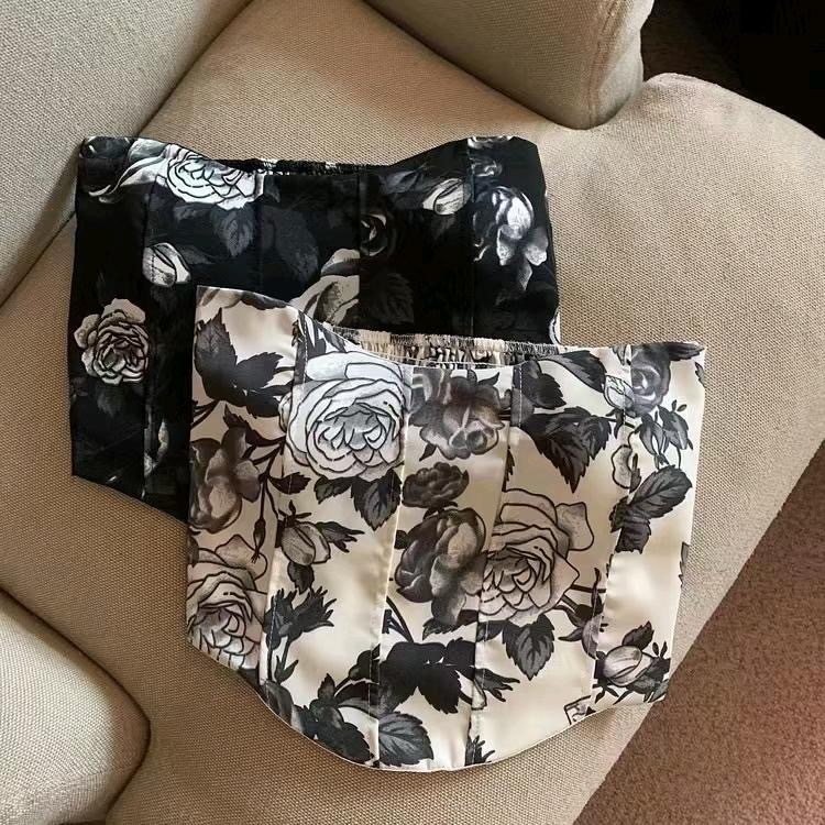 Tubo viršus su retro spauda, nailono audinys, 70–80% nailono sudėtis, krūties pagalvėlė su vidine juosta, nematoma nugaros dalis, patogus derinys