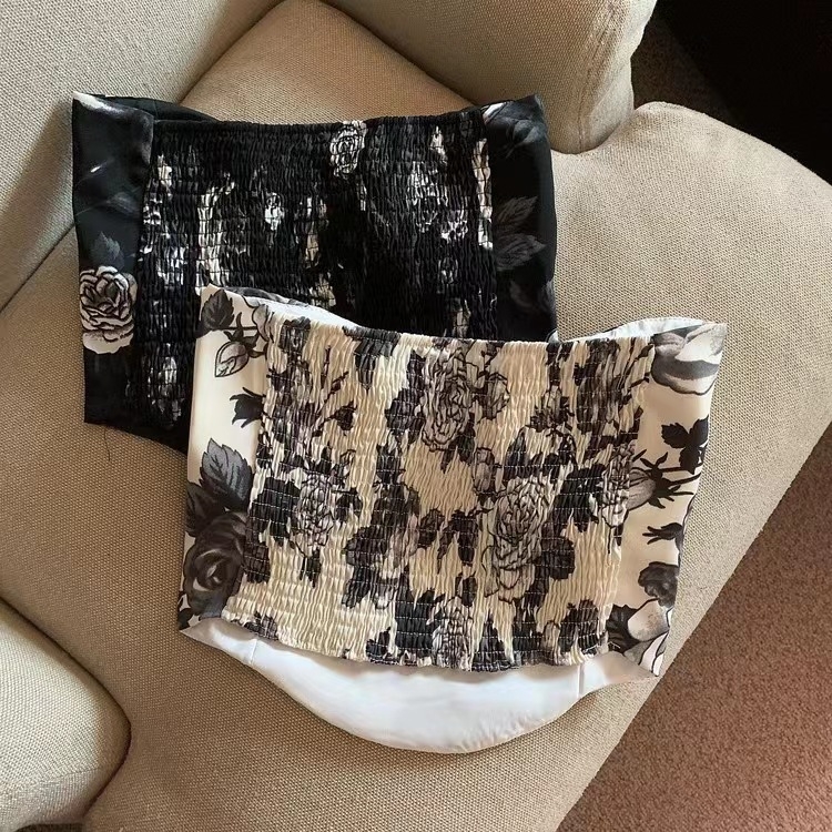 Tubo viršus su retro spauda, nailono audinys, 70–80% nailono sudėtis, krūties pagalvėlė su vidine juosta, nematoma nugaros dalis, patogus derinys