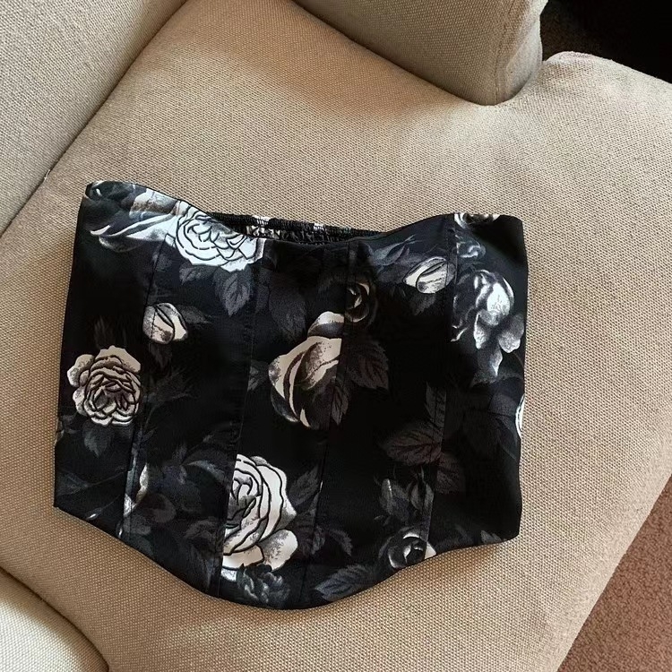 Tubo viršus su retro spauda, nailono audinys, 70–80% nailono sudėtis, krūties pagalvėlė su vidine juosta, nematoma nugaros dalis, patogus derinys