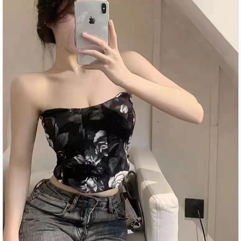 Tubo viršus su retro spauda, nailono audinys, 70–80% nailono sudėtis, krūties pagalvėlė su vidine juosta, nematoma nugaros dalis, patogus derinys