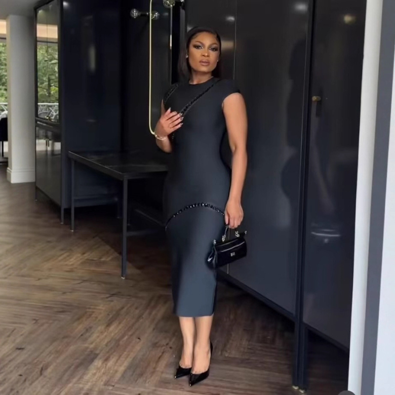 Bandage ruha gyémánt díszítéssel, ujjatlan, kerek nyakú, középméretű, poliészter-viskóz anyag