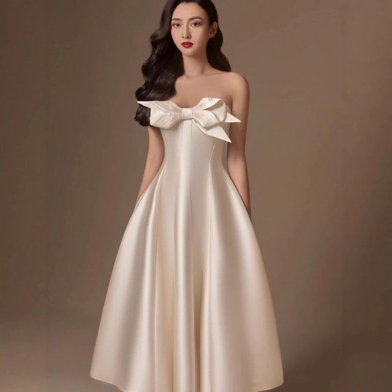 Hímzett poliészter ruha tube-top sziluettel, magas derék, A-vonal, midi hosszúságú, cipzár