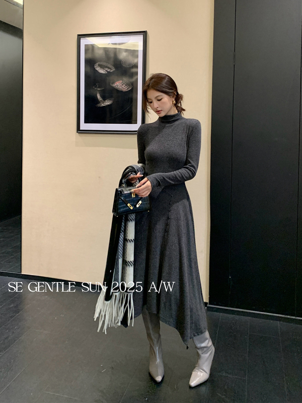 Haljina – uski kroj, visok struk, duga suknja, s kapuljačom, jednofarbni model