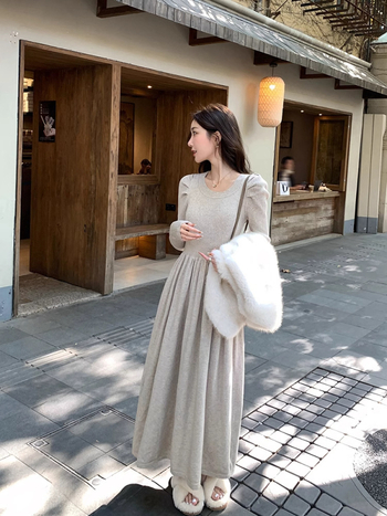 Πλεκτό φόρεμα σε γραμμή Α με μακριά μανίκια και στρογγυλό λαιμό, ελαστική μέση. Ύφασμα: ακρυλικό; βασικό περιεχόμενο 50–70% πολυεστέρα.