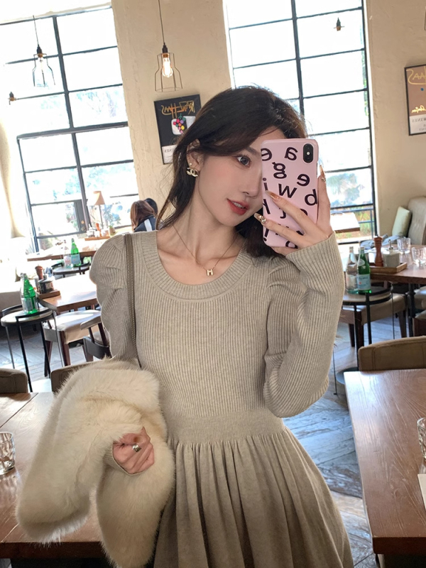 Πλεκτό φόρεμα σε γραμμή Α με μακριά μανίκια και στρογγυλό λαιμό, ελαστική μέση. Ύφασμα: ακρυλικό; βασικό περιεχόμενο 50–70% πολυεστέρα.