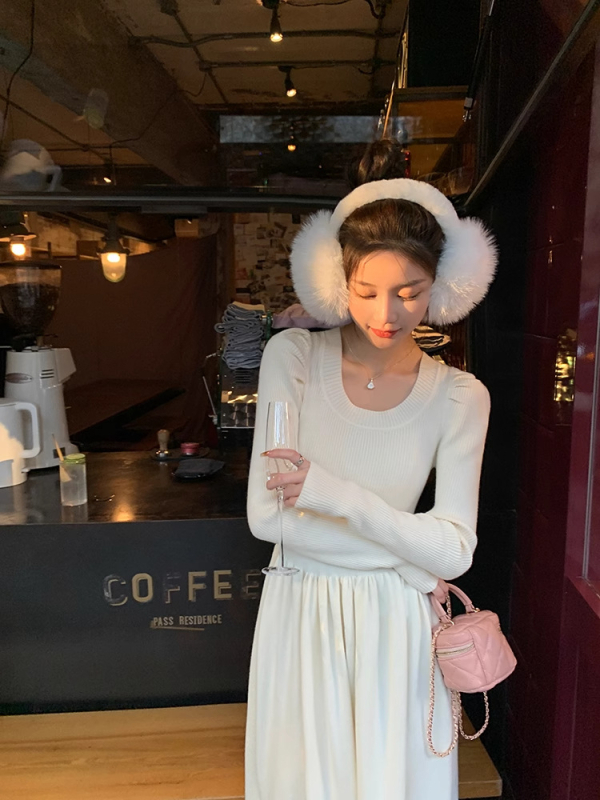 Πλεκτό φόρεμα σε γραμμή Α με μακριά μανίκια και στρογγυλό λαιμό, ελαστική μέση. Ύφασμα: ακρυλικό; βασικό περιεχόμενο 50–70% πολυεστέρα.