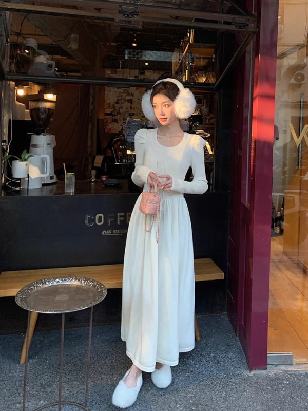 Πλεκτό φόρεμα σε γραμμή Α με μακριά μανίκια και στρογγυλό λαιμό, ελαστική μέση. Ύφασμα: ακρυλικό; βασικό περιεχόμενο 50–70% πολυεστέρα.