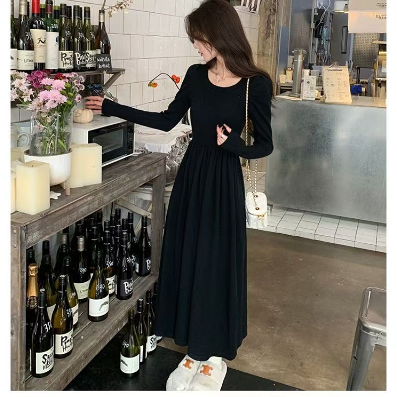 Πλεκτό φόρεμα σε γραμμή Α με μακριά μανίκια και στρογγυλό λαιμό, ελαστική μέση. Ύφασμα: ακρυλικό; βασικό περιεχόμενο 50–70% πολυεστέρα.