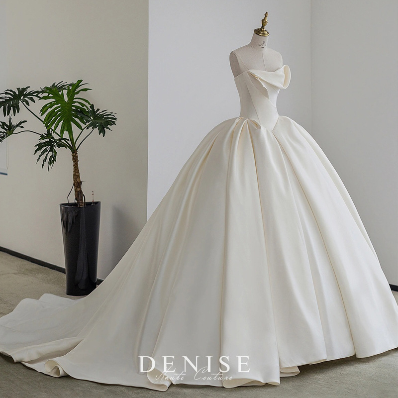 Vjenčana haljina s princezkinom siluetom, rameni izrez, bez rukava, duga suknja, struk u sredini