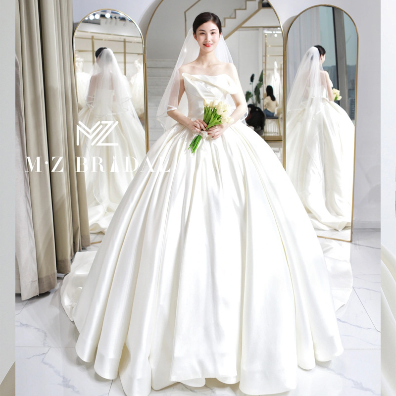 Vjenčana haljina s princezkinom siluetom, rameni izrez, bez rukava, duga suknja, struk u sredini