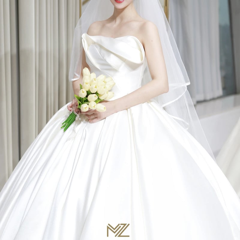 Vjenčana haljina s princezkinom siluetom, rameni izrez, bez rukava, duga suknja, struk u sredini