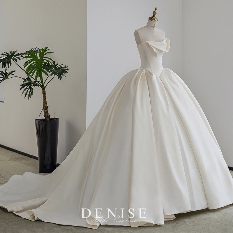 Vjenčana haljina s princezkinom siluetom, rameni izrez, bez rukava, duga suknja, struk u sredini