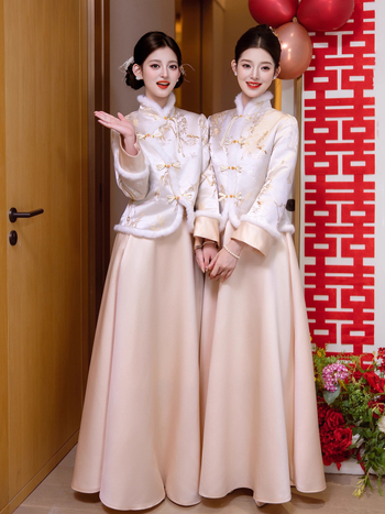 Līgavām paredzēta kleita ar garām piedurknēm, A līnijas siluets, viduklis vidējā augstumā, mercerizēts poliestera audums ar kazas ādas akcentiem zem 30%