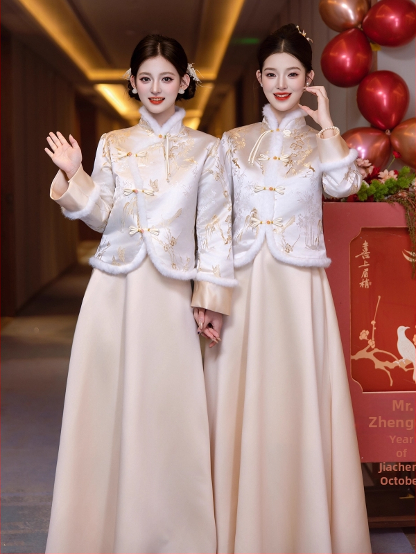 Līgavām paredzēta kleita ar garām piedurknēm, A līnijas siluets, viduklis vidējā augstumā, mercerizēts poliestera audums ar kazas ādas akcentiem zem 30%