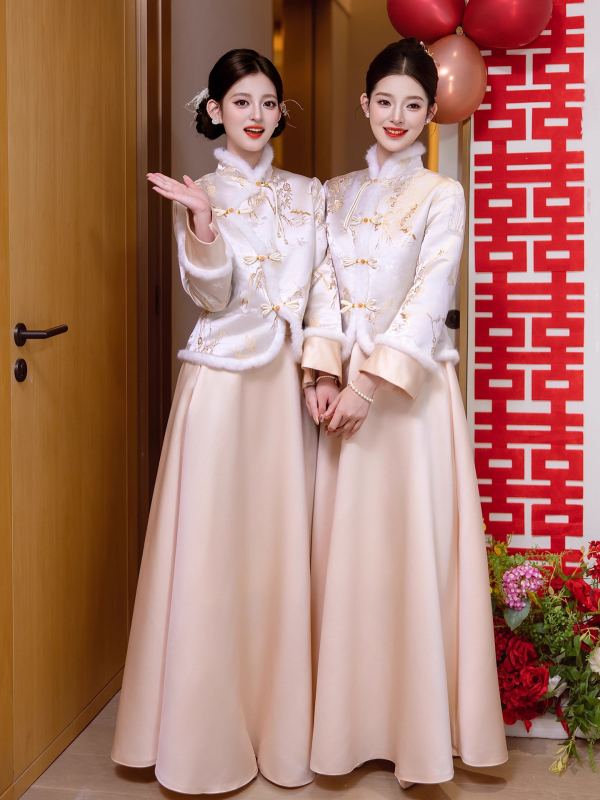 Līgavām paredzēta kleita ar garām piedurknēm, A līnijas siluets, viduklis vidējā augstumā, mercerizēts poliestera audums ar kazas ādas akcentiem zem 30%