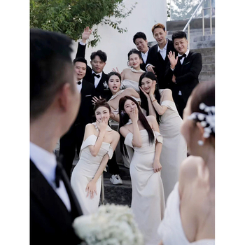 Kaaslasekleit ühe õla halteriga, vöökoht rõhutatud, pikk satiinist kleit, kevad 2025