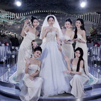 Kaaslasekleit ühe õla halteriga, vöökoht rõhutatud, pikk satiinist kleit, kevad 2025