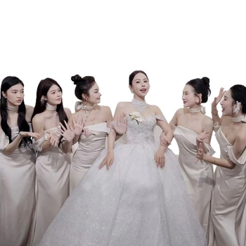 Kaaslasekleit ühe õla halteriga, vöökoht rõhutatud, pikk satiinist kleit, kevad 2025