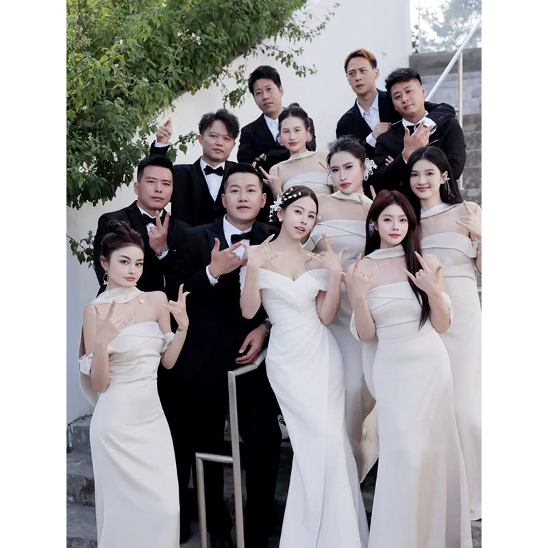 Kaaslasekleit ühe õla halteriga, vöökoht rõhutatud, pikk satiinist kleit, kevad 2025