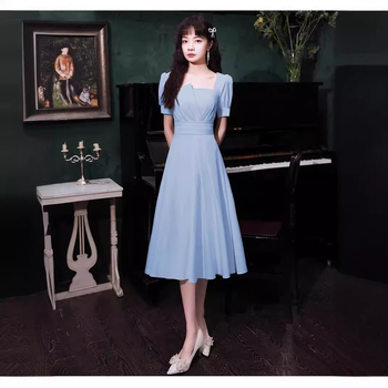 Formális ruha mély V-nyakkal, puffos rövid ujjú, midi szoknya, derék középső, 3D szabás