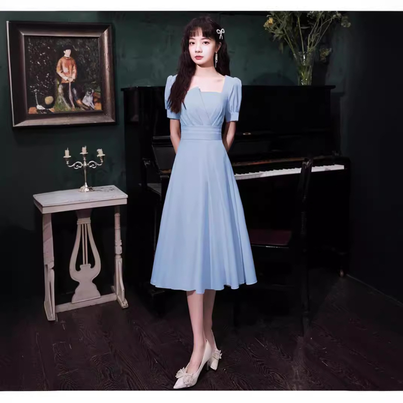 Formális ruha mély V-nyakkal, puffos rövid ujjú, midi szoknya, derék középső, 3D szabás