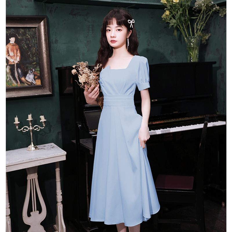 Formális ruha mély V-nyakkal, puffos rövid ujjú, midi szoknya, derék középső, 3D szabás