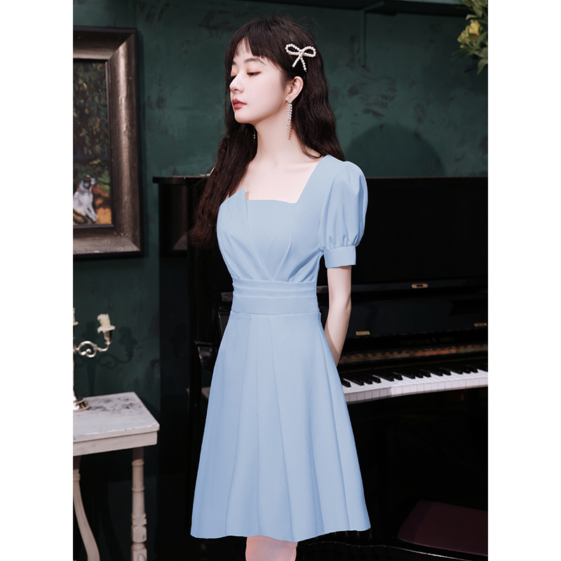 Formális ruha mély V-nyakkal, puffos rövid ujjú, midi szoknya, derék középső, 3D szabás