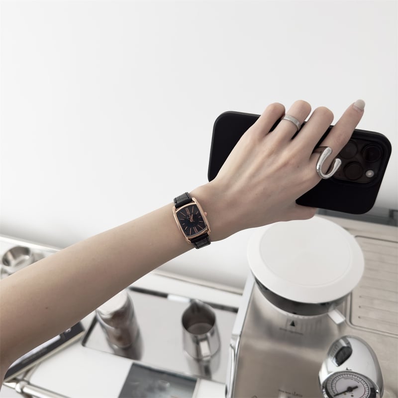 Sieviešu pulkstenis ar kvadrātveida ciparnīcu, Hongkonga stila retro, PU siksna, metāla korpuss, kvarc mehānisms, analogais displejs, sprādze ar adatu