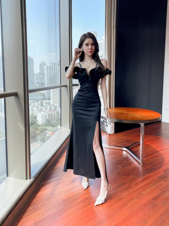 Garā kleita poliestera-elastāna maisījumā, vienkrāsaina, V-veida izgriezums, bez piedurknēm, augsts viduklis