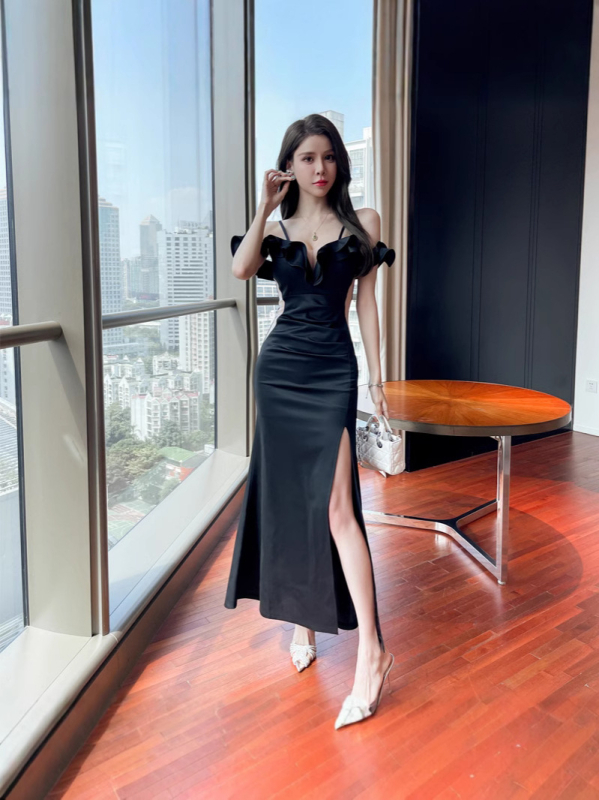 Garā kleita poliestera-elastāna maisījumā, vienkrāsaina, V-veida izgriezums, bez piedurknēm, augsts viduklis