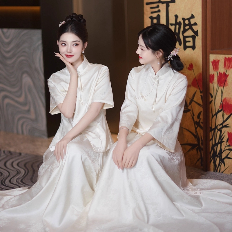 Kumābes kāzu kleita ar mežģīnēm, Ķīniešu stila divdaļīgs komplekts, garas piedurknes, kvadrātveida kakla izgriezums, A līnijas siluets, poliesters