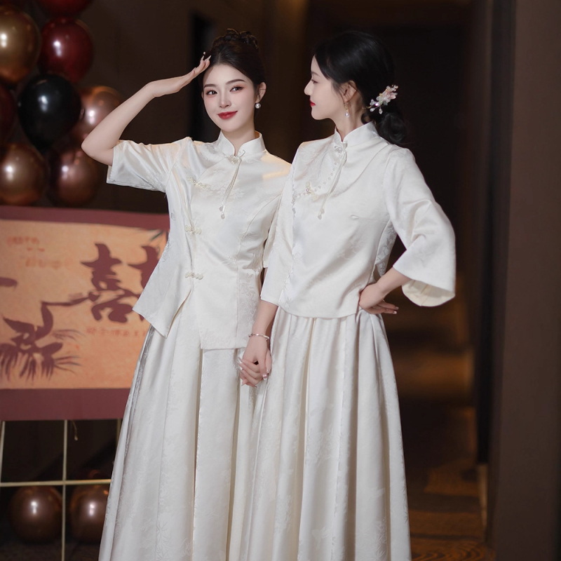 Kumābes kāzu kleita ar mežģīnēm, Ķīniešu stila divdaļīgs komplekts, garas piedurknes, kvadrātveida kakla izgriezums, A līnijas siluets, poliesters