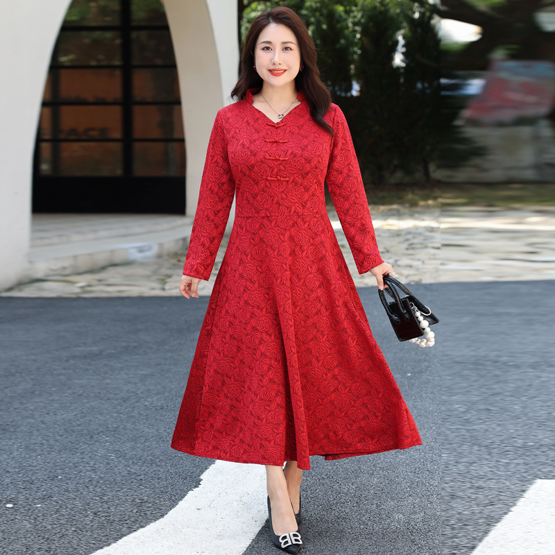 Női kínai stílusú V-nyakú csipkeruha pliszált szoknyával; nylon 70-80%, poliészter legfeljebb 30%