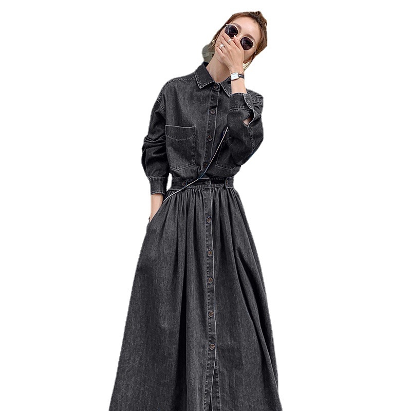 Duga denim haljina s A-linijskim krojem, visokim strukom, dugim rukavima, reverom.