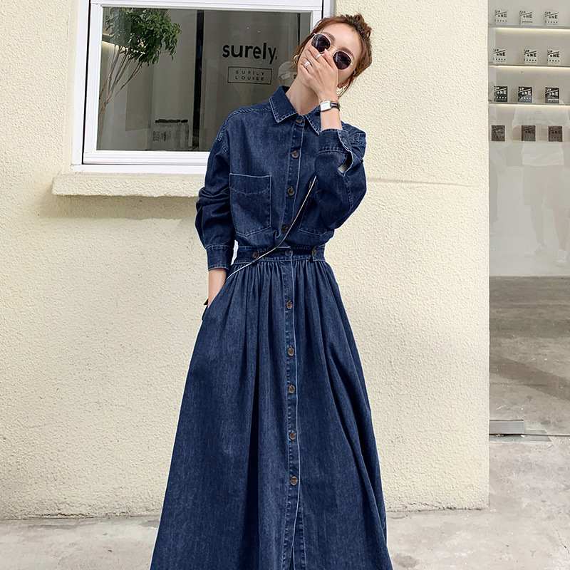 Duga denim haljina s A-linijskim krojem, visokim strukom, dugim rukavima, reverom.