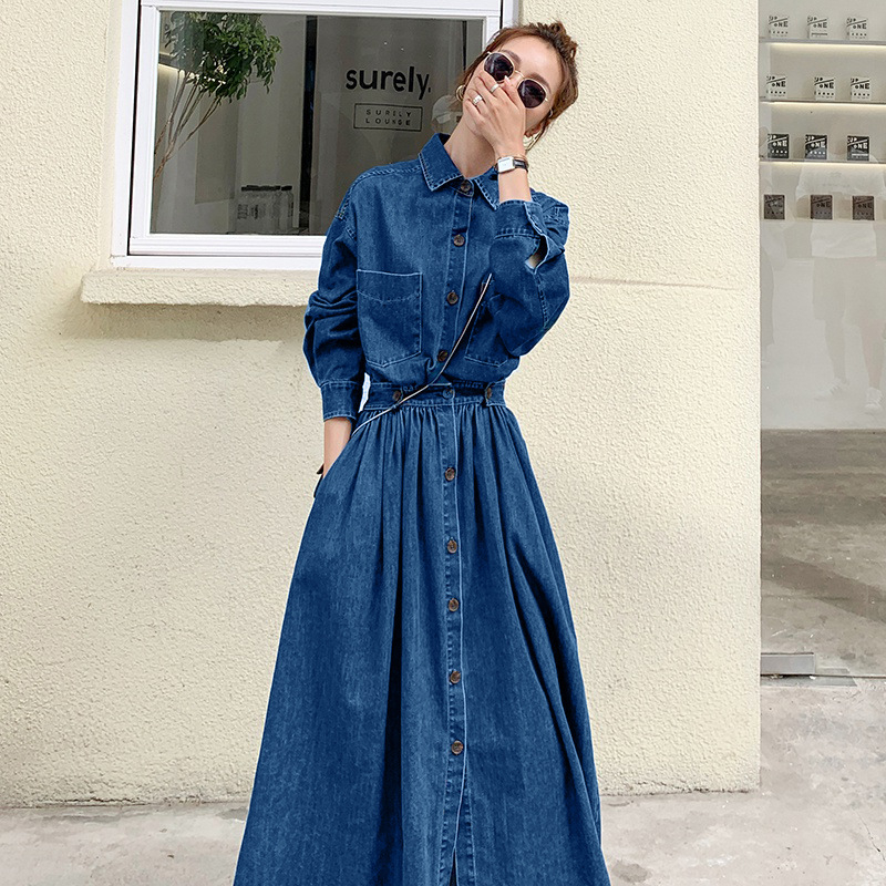 Duga denim haljina s A-linijskim krojem, visokim strukom, dugim rukavima, reverom.