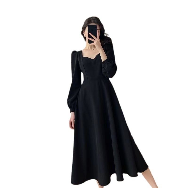 Haljina inspirirana Hepburn stilom, A-linije kroja, midi duljine, kvadratni ovratnik, dugi rukavi, visoki struk