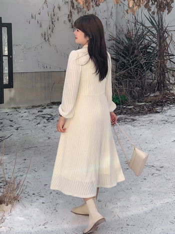 Női téli csipkés ruha, 80–90% poliészter, spandex keverék, puffos ujjú, álló gallér.