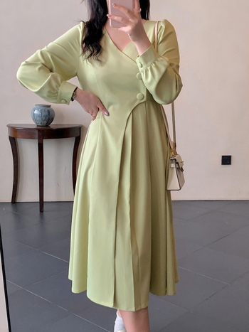 Haljina za plus-size s V-izrezom, naglašena linija struka, asimetričan dizajn, duga A-linija haljina, puf rukavi