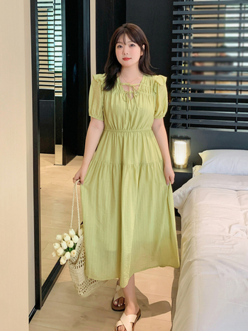 Plusz méretű A-vonalú midi ruha V-nyakkal, puffos 3/4-es ujjal, vállon fodor és pánttal kötés; anyag: Tencel viszkóz-nylon keverék.