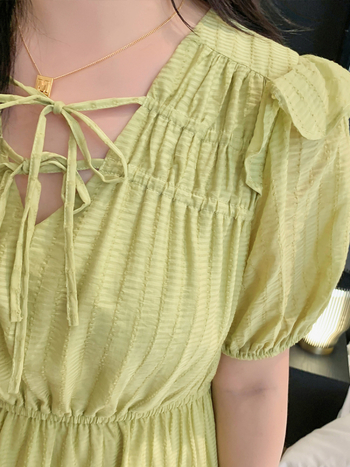 Plusz méretű A-vonalú midi ruha V-nyakkal, puffos 3/4-es ujjal, vállon fodor és pánttal kötés; anyag: Tencel viszkóz-nylon keverék.