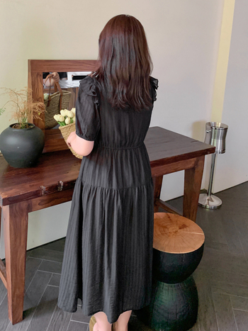 Plusz méretű A-vonalú midi ruha V-nyakkal, puffos 3/4-es ujjal, vállon fodor és pánttal kötés; anyag: Tencel viszkóz-nylon keverék.