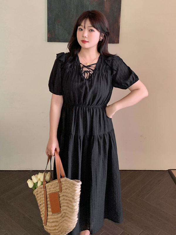 Plusz méretű A-vonalú midi ruha V-nyakkal, puffos 3/4-es ujjal, vállon fodor és pánttal kötés; anyag: Tencel viszkóz-nylon keverék.