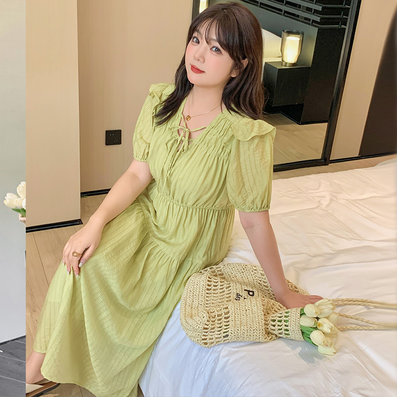 Plusz méretű A-vonalú midi ruha V-nyakkal, puffos 3/4-es ujjal, vállon fodor és pánttal kötés; anyag: Tencel viszkóz-nylon keverék.