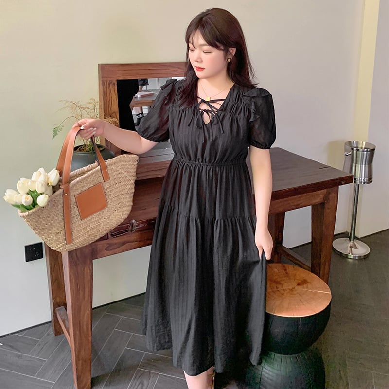 Plusz méretű A-vonalú midi ruha V-nyakkal, puffos 3/4-es ujjal, vállon fodor és pánttal kötés; anyag: Tencel viszkóz-nylon keverék.