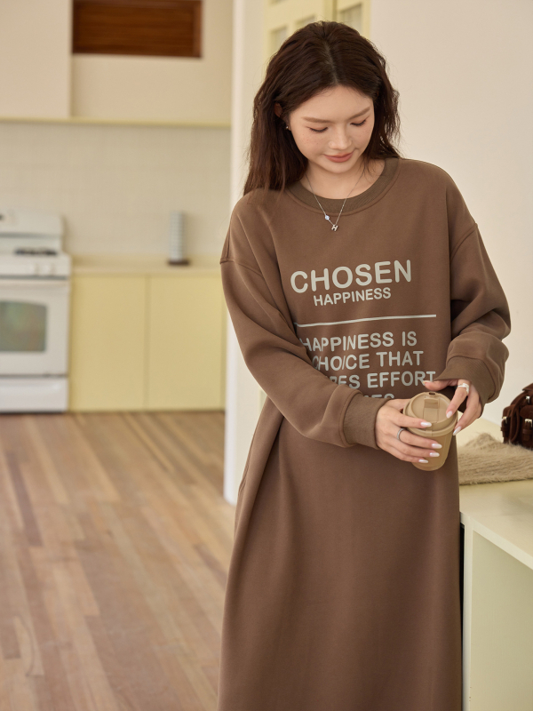 Plus veličine ženska haljina-sweatshirt s otiskom i flis podstavom, okrugli izrez, slobodan kroj, mješavina pamuka i poliestera, za jesen i zimu.