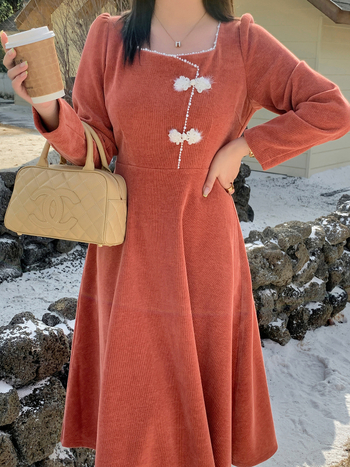 Duga haljina od Sol velura, kvadratni ovratnik, francuski retro stil, poliester-spandeks smjesa, dugi puff rukavi